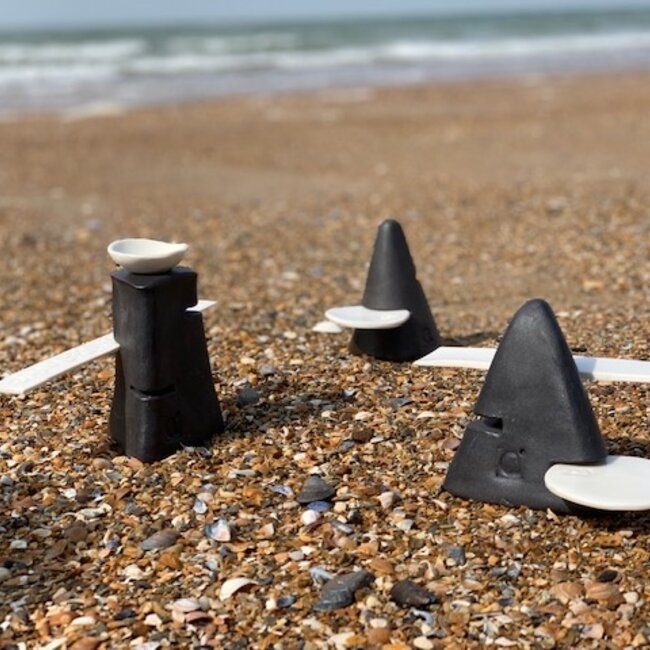 Handgemaakt tafelornament in een rechte vorm met porseleinen toebehoren