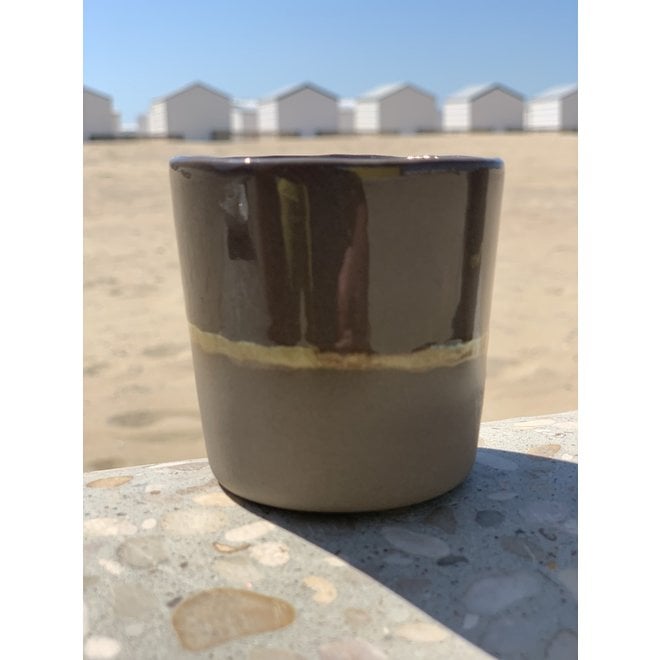 Tasse espresso en céramique fait main en argile fondue grise avec un bord naturel ocre