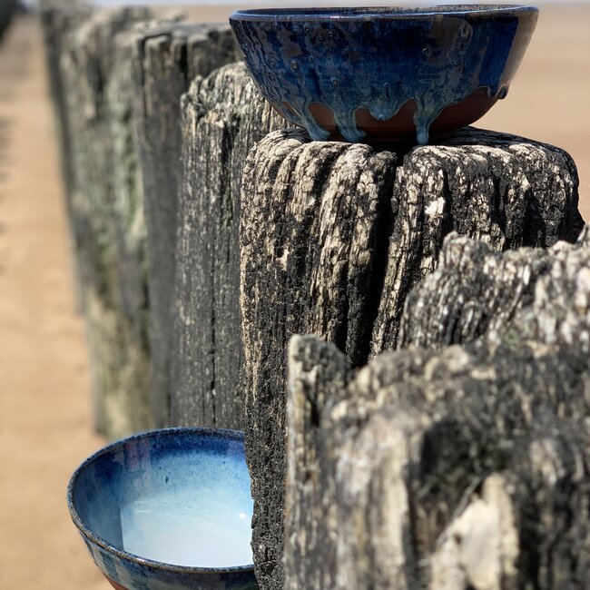 With the turntable handmade bowl of Belgien clay with a beautiful Floating blue high-firing glaze.