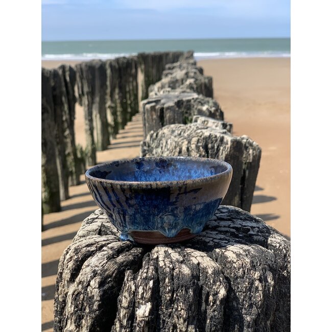 artisann With the turntable handmade bowl of Belgien clay with a beautiful Floating blue high-firing glaze.
