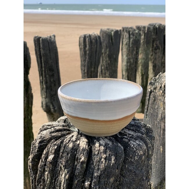 artisann With the turntable handmade bowl of Belgienclay with a beautiful Floating white high-firing glaze