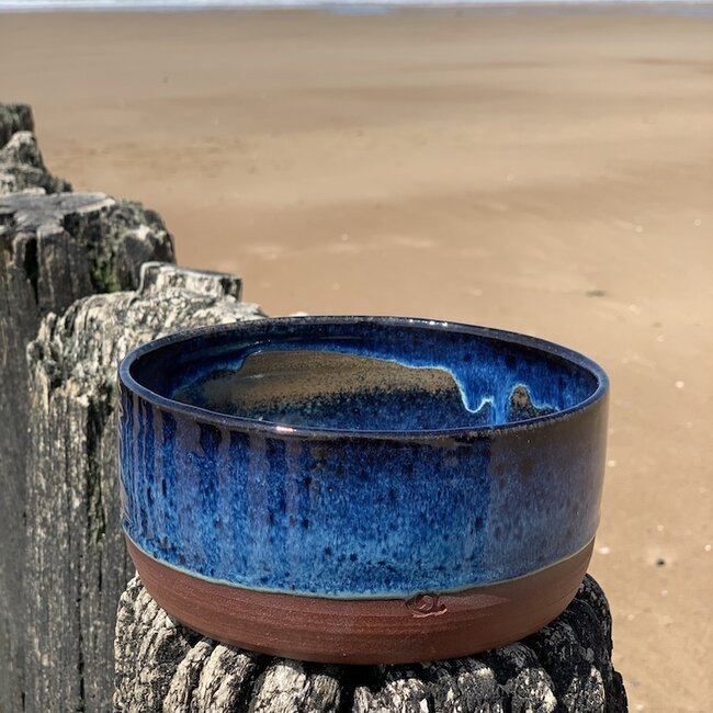 With the turntable handmade bowl of Belgien clay with a beautiful Floating blue high-firing glaze.