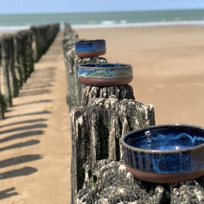 Met de draaischijf handgemaakte schaal van Belgische klei met een mooie Floating-Blauw hoogbakkende glazuur.