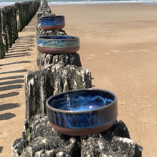 Met de draaischijf handgemaakte schaal van Belgische klei met een mooie Floating-Blauw hoogbakkende glazuur.