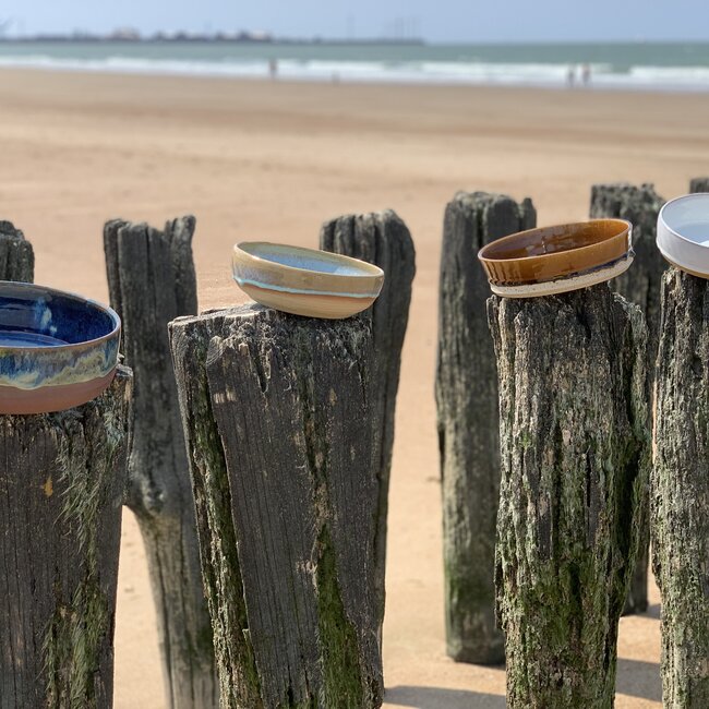 With the turntable handmade bowl of Belgien clay with a beautiful Floating blue high-firing glaze.