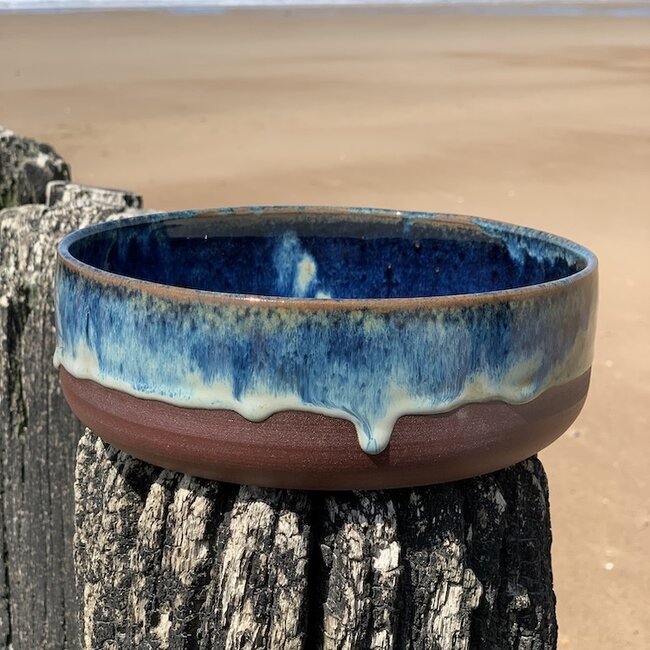Met de draaischijf handgemaakte schaal van Belgische klei met een mooie Floating-Blauw hoogbakkende glazuur.