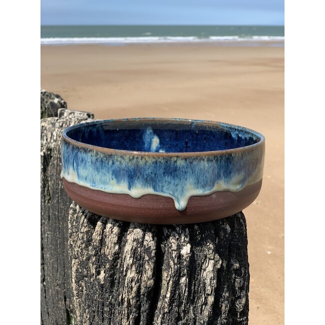 artisann With the turntable handmade bowl of Belgien clay with a beautiful Floating blue high-firing glaze.