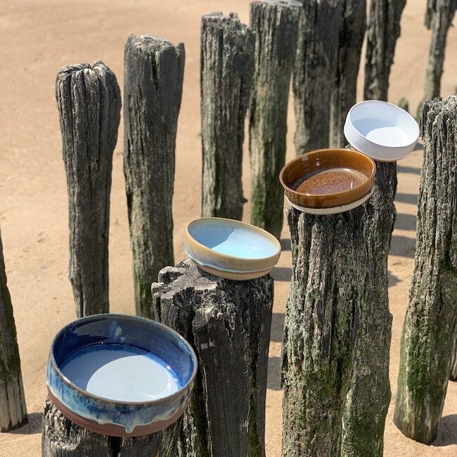 Met de draaischijf handgemaakte schaal van Belgische klei met een mooie Floating-Blauw hoogbakkende glazuur.