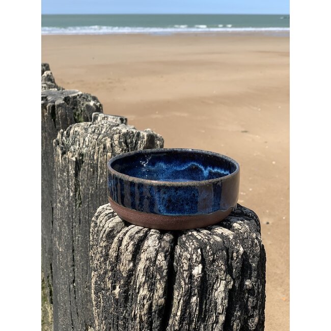 artisann With the turntable handmade bowl of Belgien clay with a beautiful Floating blue high-firing glaze.