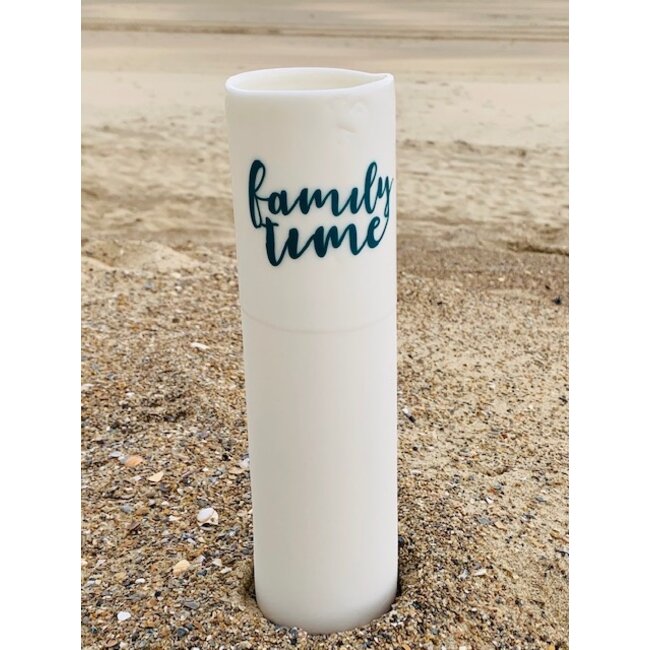 artisann "Familytime" speak for themselves in a unique porcelain vase in cylinder form