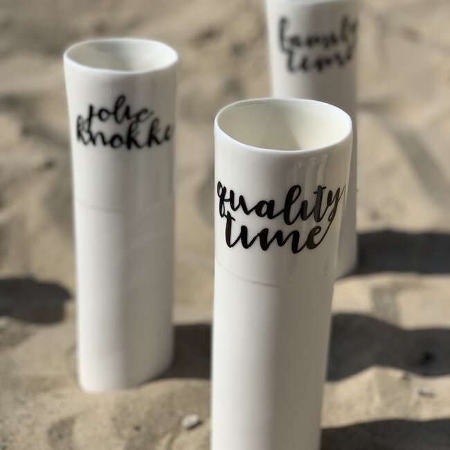 "Qualitytime" parlent d'eux-mêmes dans un vase en porcelaine unique en forme de cylinder