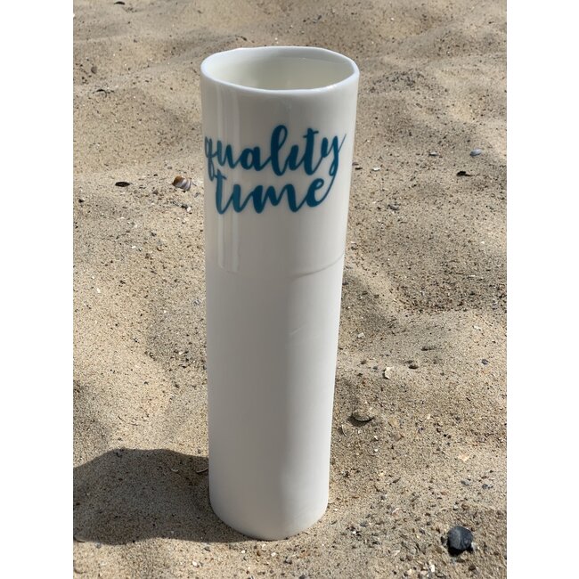 artisann "Qualitytime" speak for themselves in a unique porcelain vase in cylinder form