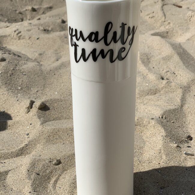 "Qualitytime" parlent d'eux-mêmes dans un vase en porcelaine unique en forme de cylinder