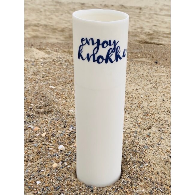 artisann "Enjoy Knokke" parlent d'eux-mêmes dans un vase en porcelaine unique en forme de cylinder