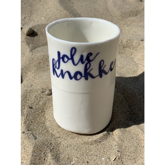 artisann "Jolie Knokke" met een transfer gebakken op een porseleinen handgemaakte tas, drinkbeker, vaasje