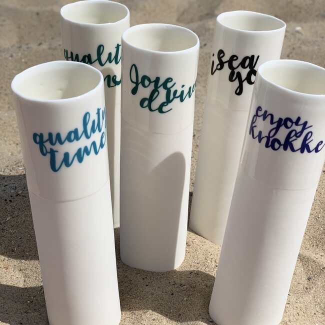 "Jolie Knokke" parlent d'eux-mêmes dans un vase en porcelaine unique en forme de cylinder