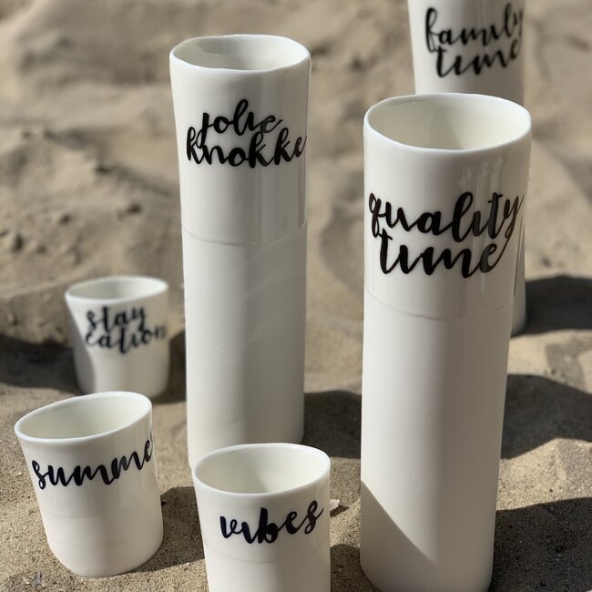 "Jolie Knokke" speak for themselves in a unique porcelain vase in cylinder form