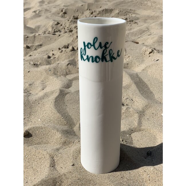 artisann "Jolie Knokke" spreekt voor zichzelf op een uniek porseleinen vaas in cilindervorm