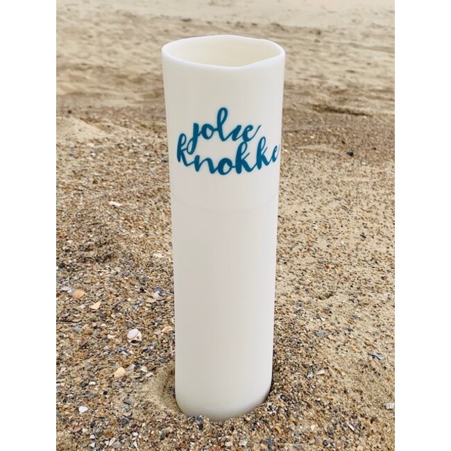 artisann "Jolie Knokke" parlent d'eux-mêmes dans un vase en porcelaine unique en forme de cylinder