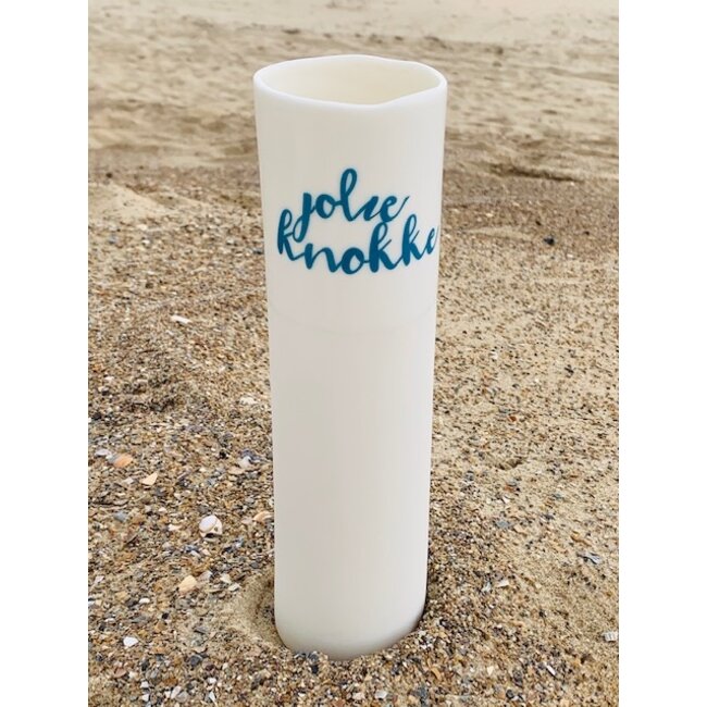 "Jolie Knokke" parlent d'eux-mêmes dans un vase en porcelaine unique en forme de cylinder
