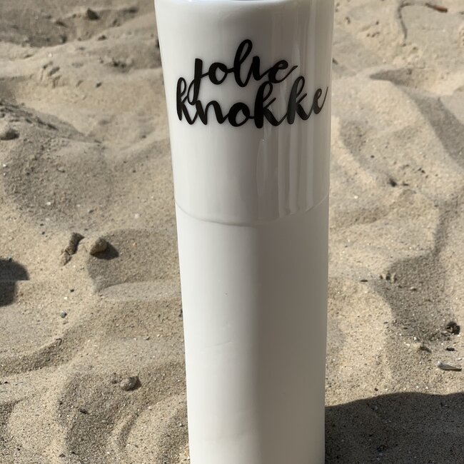 "Jolie Knokke" parlent d'eux-mêmes dans un vase en porcelaine unique en forme de cylinder