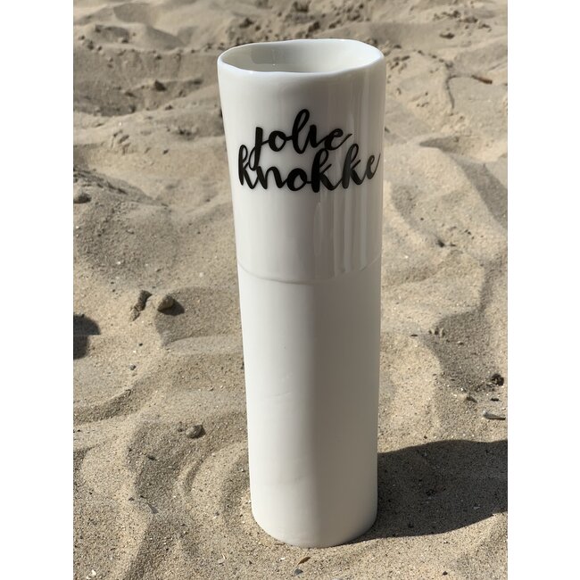 artisann "Jolie Knokke" parlent d'eux-mêmes dans un vase en porcelaine unique en forme de cylinder