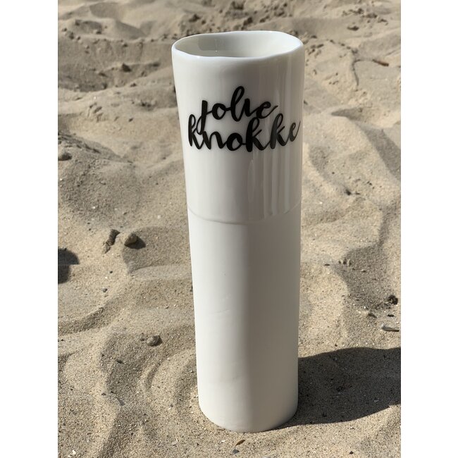 artisann "Jolie Knokke" speak for themselves in a unique porcelain vase in cylinder form