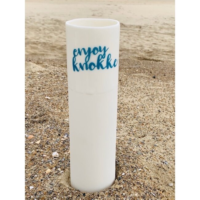 artisann "Enjoy Knokke" parlent d'eux-mêmes dans un vase en porcelaine unique en forme de cylinder
