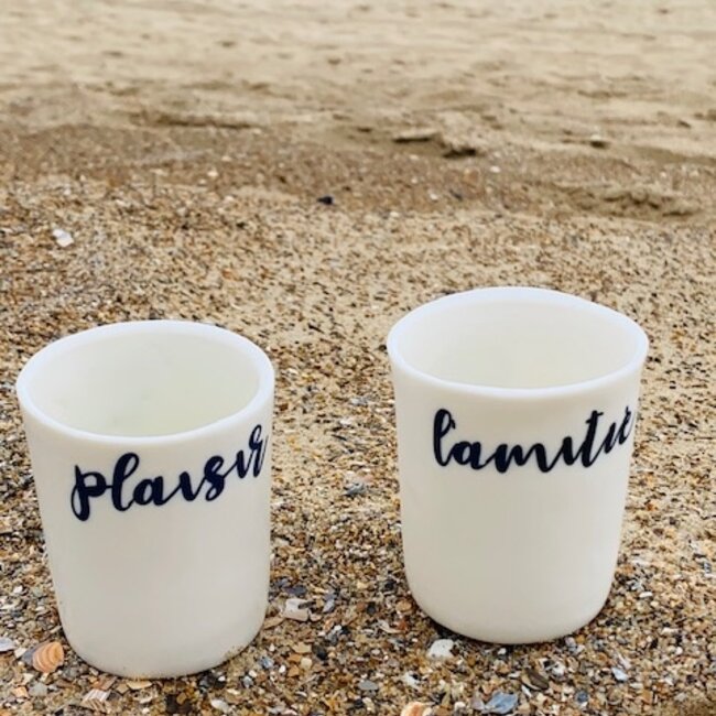 Une tasse du café avec  propre nom, mot est si personnel et unique.