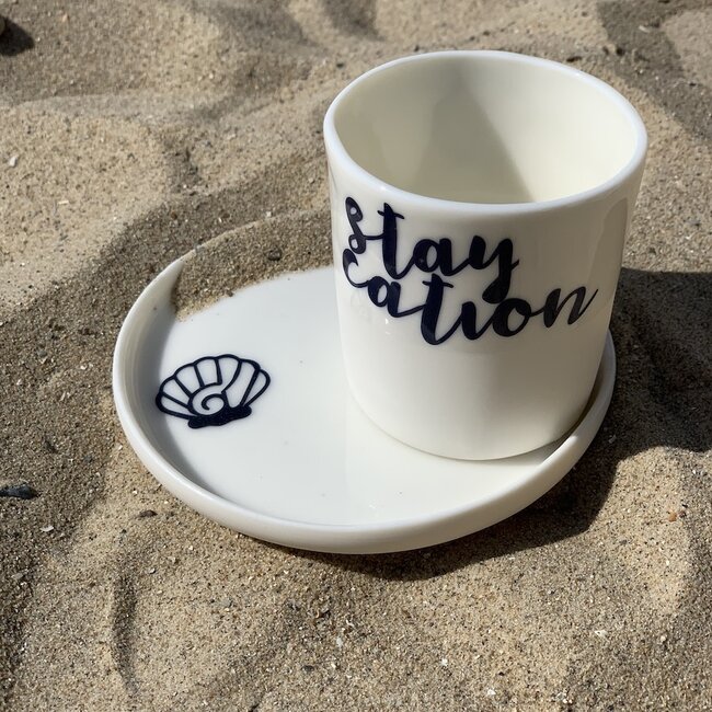 "Staycation" cuit avec un transfert sur une tasse en porcelaine fait main, gobelet, vase