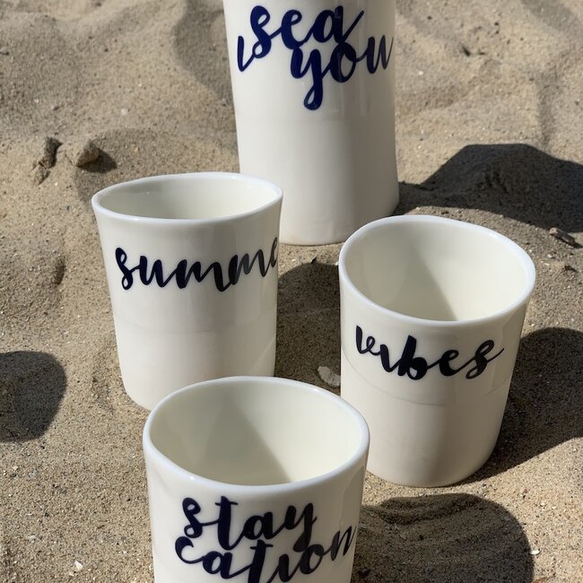 "Staycation " met een transfer gebakken op een porseleinen handgemaakte tas, drinkbeker