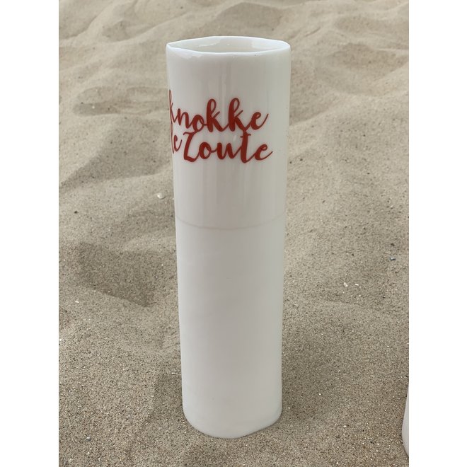 "Knokke Le Zoute" parlent d'eux-mêmes dans un vase en porcelaine unique en forme de cylinder