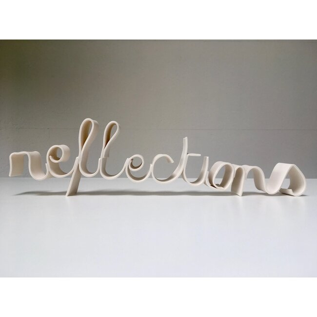 K-design De woorden "Porcelain Reflections" in porseleinen handschrift