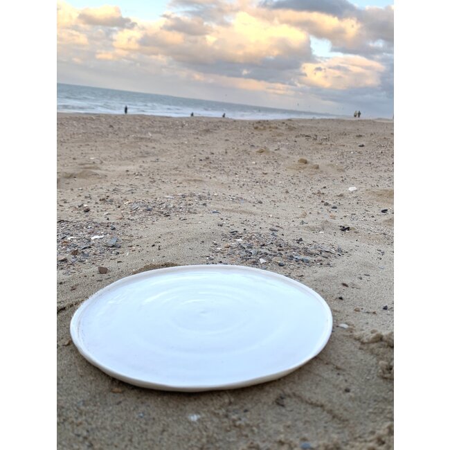 LS-design White porcelain plate. Handmade shape that exudes class and adorns its simplicity. Each plate is unique.