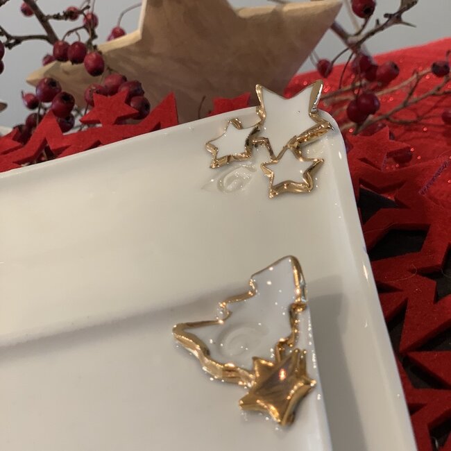 Porseleinen handgemaakt Kerstservies met accenten van gouden sterren en een kerstboompje