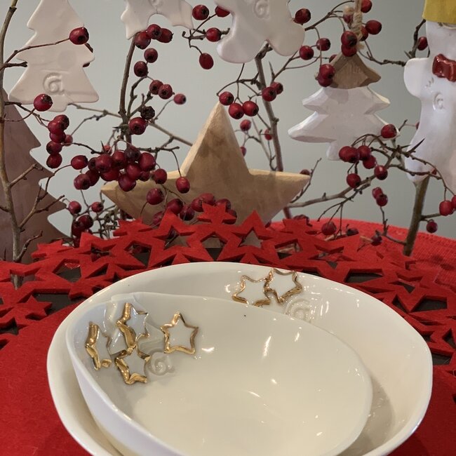 Porseleinen handgemaakt Kerstservies met accenten van gouden sterren en een kerstboompje