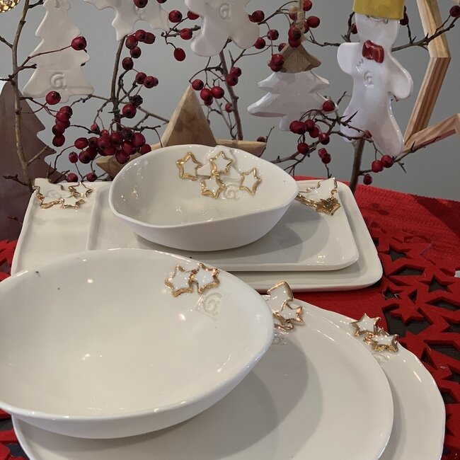 Porseleinen handgemaakt Kerstservies met accenten van gouden sterren en een kerstboompje