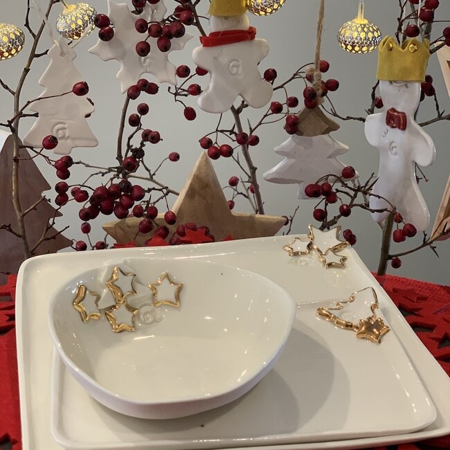 Service de Noël fait main en porcelaine avec des accents d'étoiles dorées et un sapin de Noël