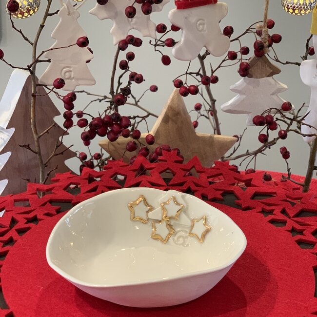 Service de Noël fait main en porcelaine avec des accents d'étoiles dorées et un sapin de Noël