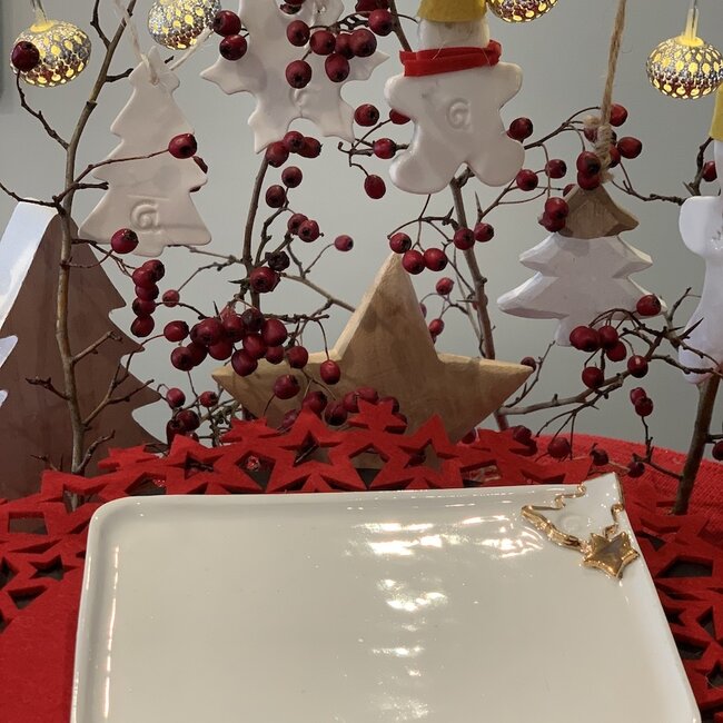 Porseleinen handgemaakt Kerstservies met accenten van gouden sterren en een kerstboompje
