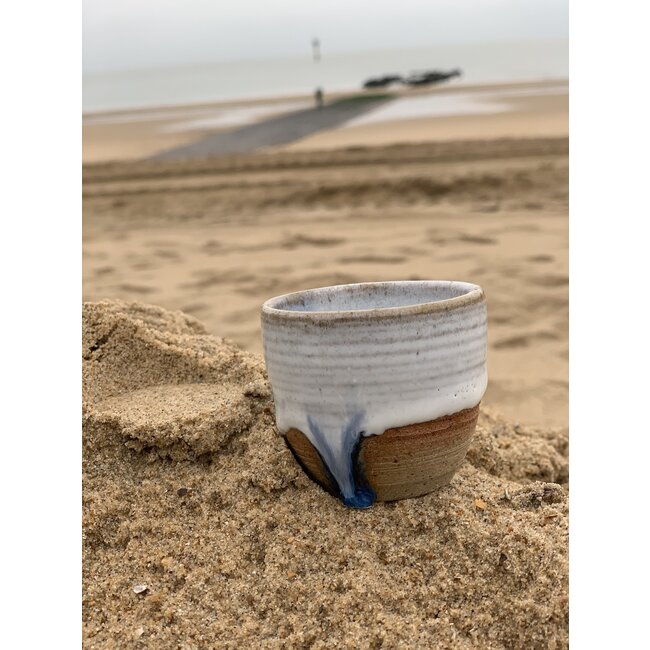 artisann Avec le tasse fait main en argile mouchetée Belge et son magnifique glaçage à feu floating blanc