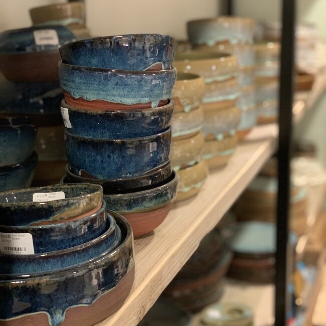 Met de draaischijf handgemaakte kom