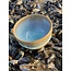 artisann Avec le plateau tournant fait à la main en argile de poterie avec un magnifique glacis à haute cuisson bleu foncé flottant.