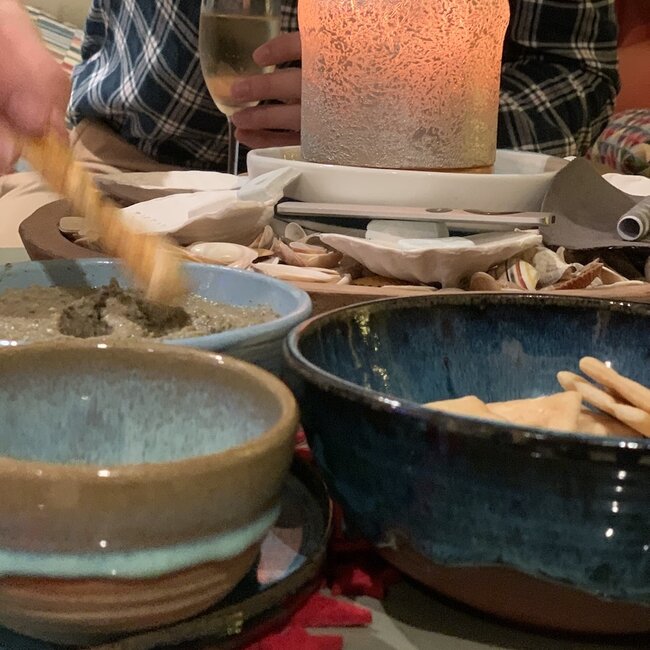With the turntable handmade bowl of Belgien clay with a beautiful Floating blue high-firing glaze.