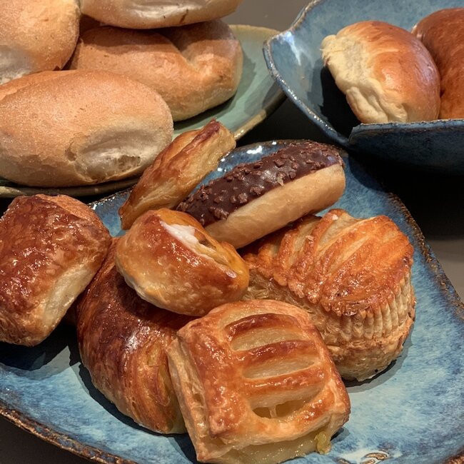 Un plat creuse fait avec les mains  et son magnifique glaçage à feu Floating bleu.