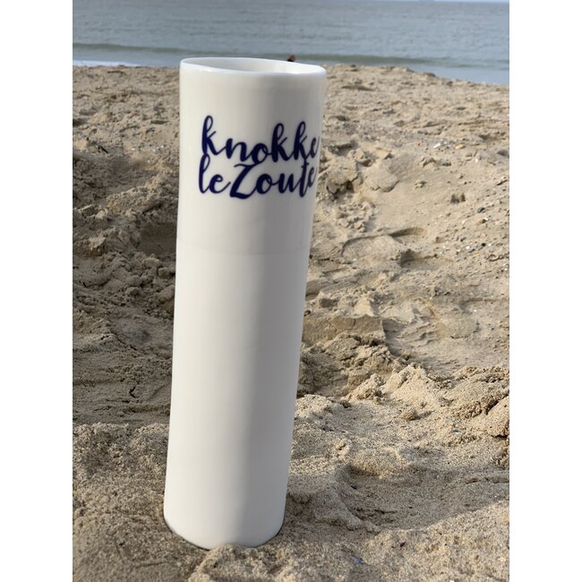 artisann "Knokke Le Zoute" parlent d'eux-mêmes dans un vase en porcelaine unique en forme de cylinder