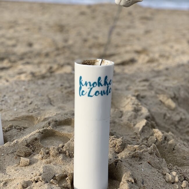 "Knokke Le Zoute" parlent d'eux-mêmes dans un vase en porcelaine unique en forme de cylinder