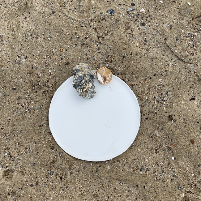 Handmade plate in white porcelain with a shiny transparent glaze finished with a golden shell