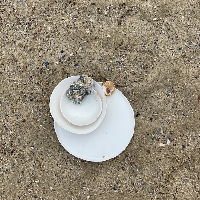 Assiette fait main en porcelaine blanche avec un glaçage transparent brillant fini avec un coquille doré