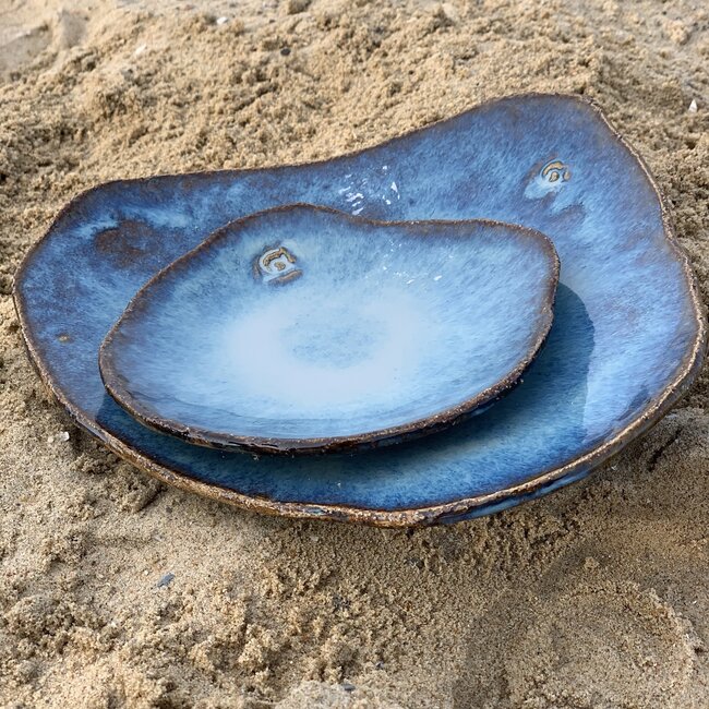 This unique shell-shaped plate has a functional medium-sized presentation bottom and very original in presentation for the chef